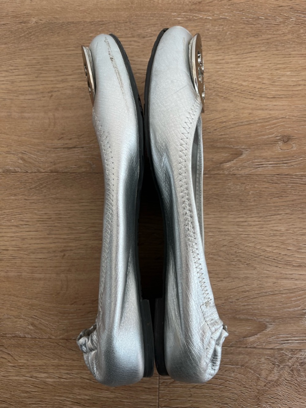Tory Burch Reva Metallic Silver Leather Ballet Flats Logo Medallion Size 8.5 - Picture 10 of 11